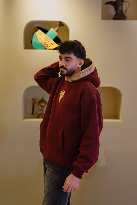 هودي القبع العنابي بالشال الذهبي