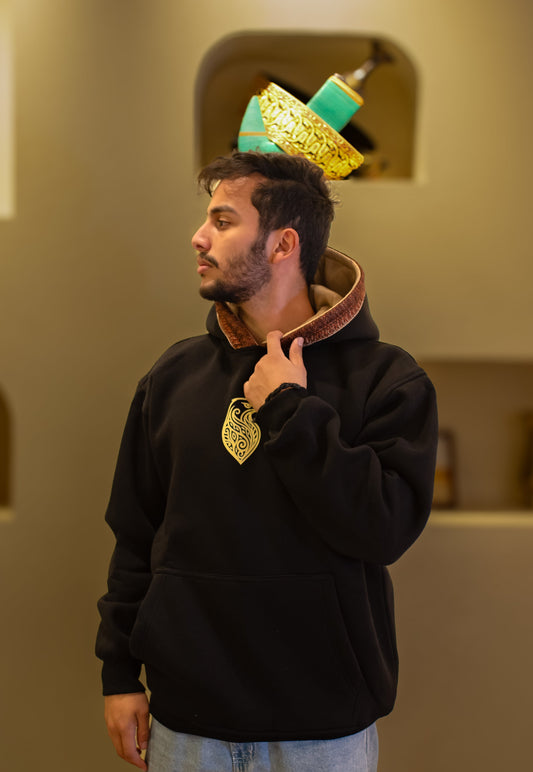 هودي القبع الاسود بالشال البرتقالي